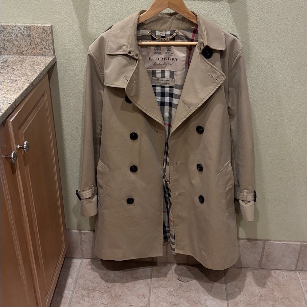 Burberry Mens Beige Trench Coat with Black Accents - Picture 4 of 14